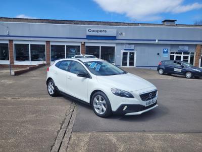 Volvo V40 Cross Country 1.6 115PS D2 Lux Powershift Euro 5 (s/s) 5dr Hatchback Diesel White at Coopers of Oulton Leeds
